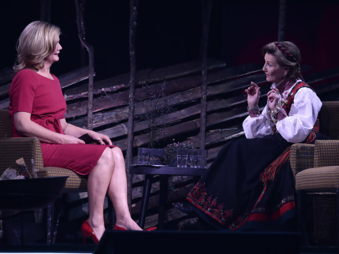 Dronning Sonja i samtale med Anne Lindmo under markeringen av DNTs 150-årsjubileum i Oslo Spektrum. Foto: Håkon Mosvold Larsen / NTB scanpix